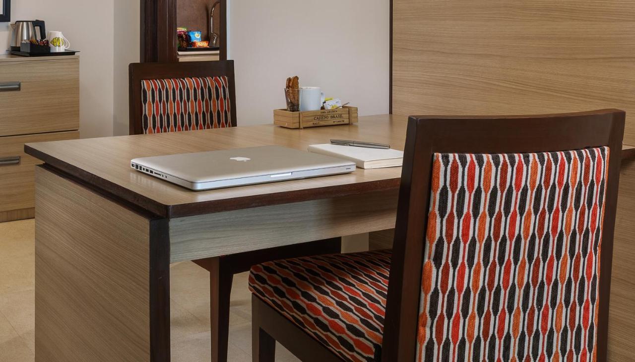 Sandal Suites By Lemon Tree Hotels Noida Exterior foto