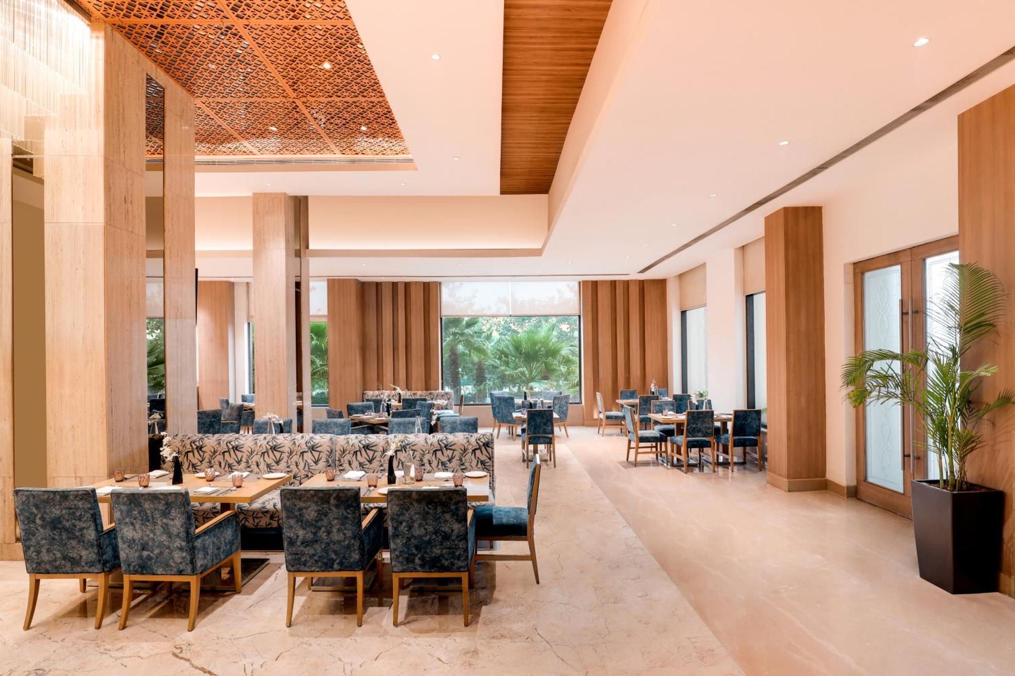 Sandal Suites By Lemon Tree Hotels Noida Exterior foto