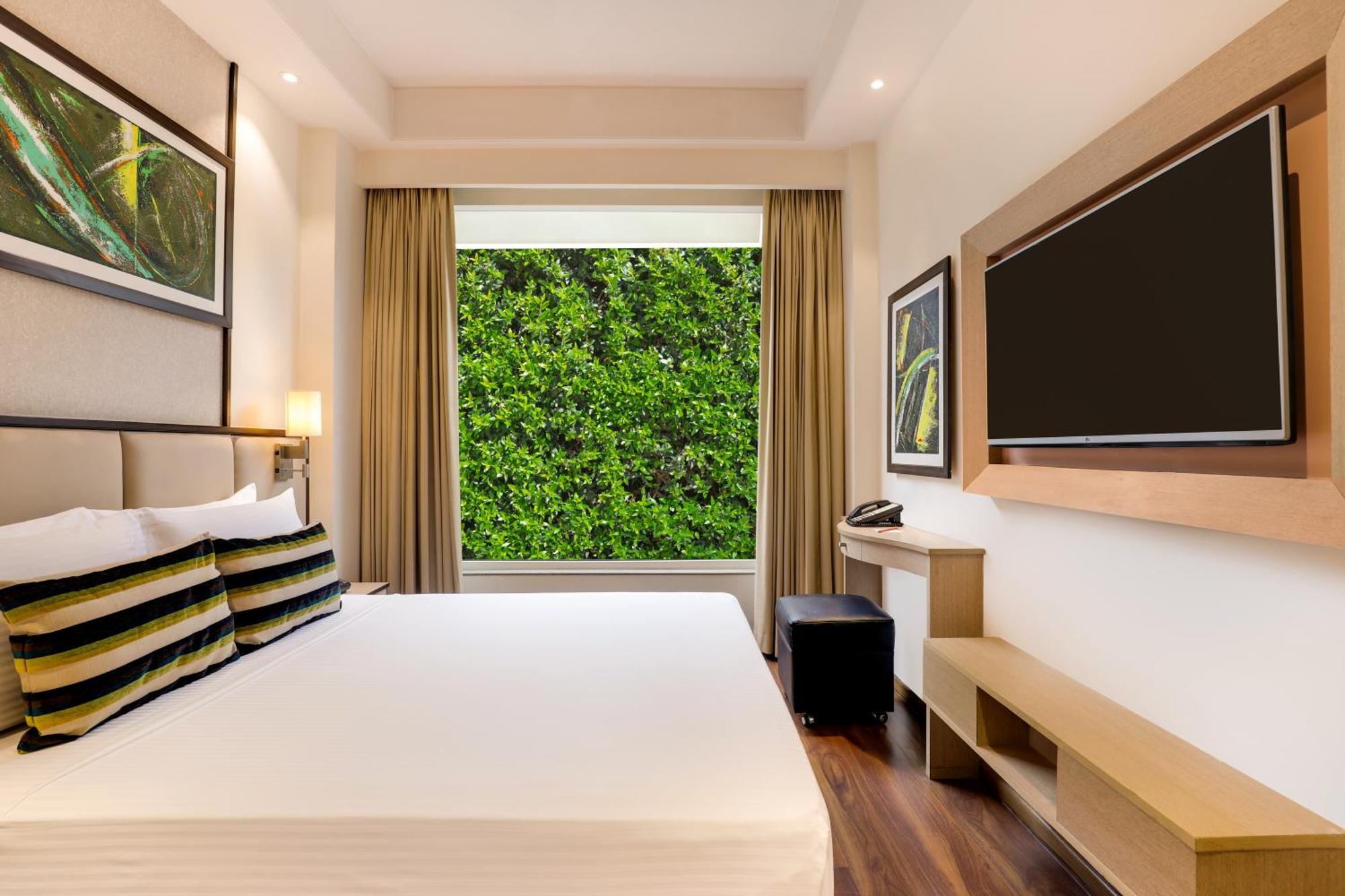 Sandal Suites By Lemon Tree Hotels Noida Exterior foto