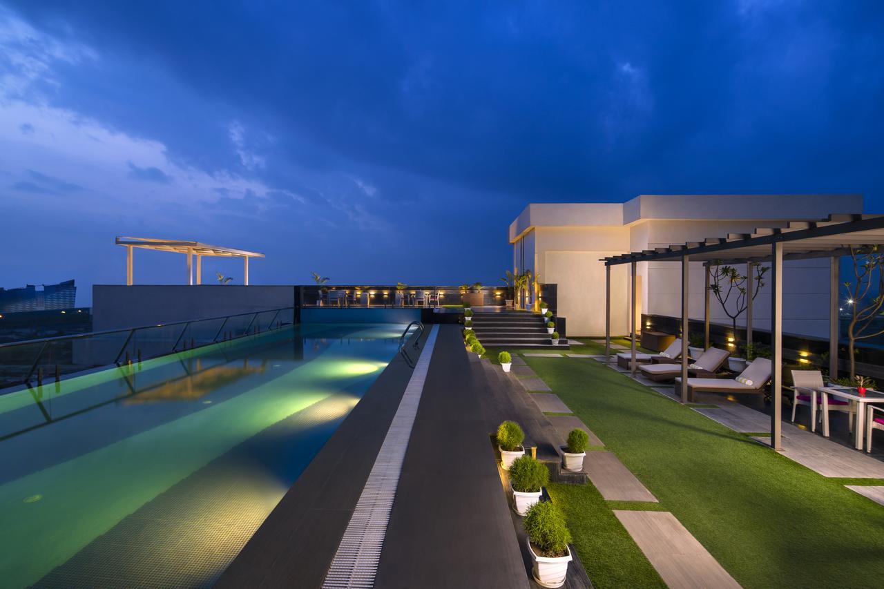 Sandal Suites By Lemon Tree Hotels Noida Exterior foto
