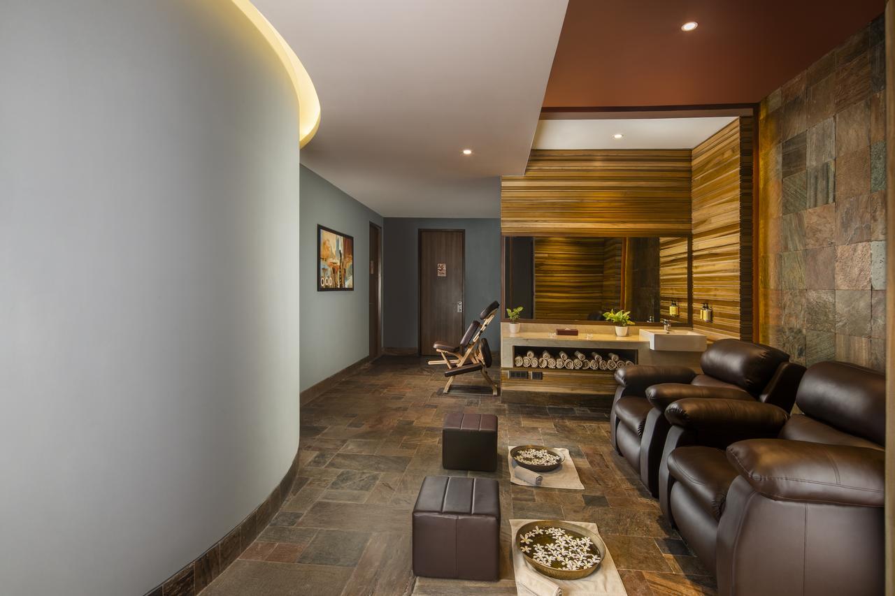 Sandal Suites By Lemon Tree Hotels Noida Exterior foto